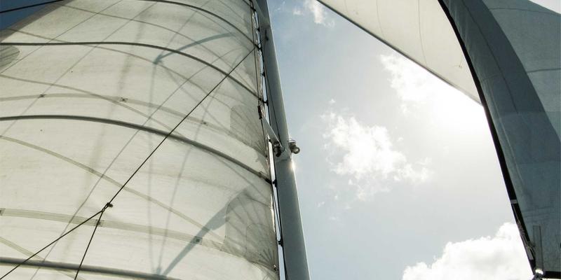 胶囊衣橱构建法：用极简原则打造高效且具个人风格的日常美学