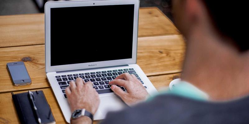 艺术涂鸦与日常美学：用创意生活重构居家办公的能量场